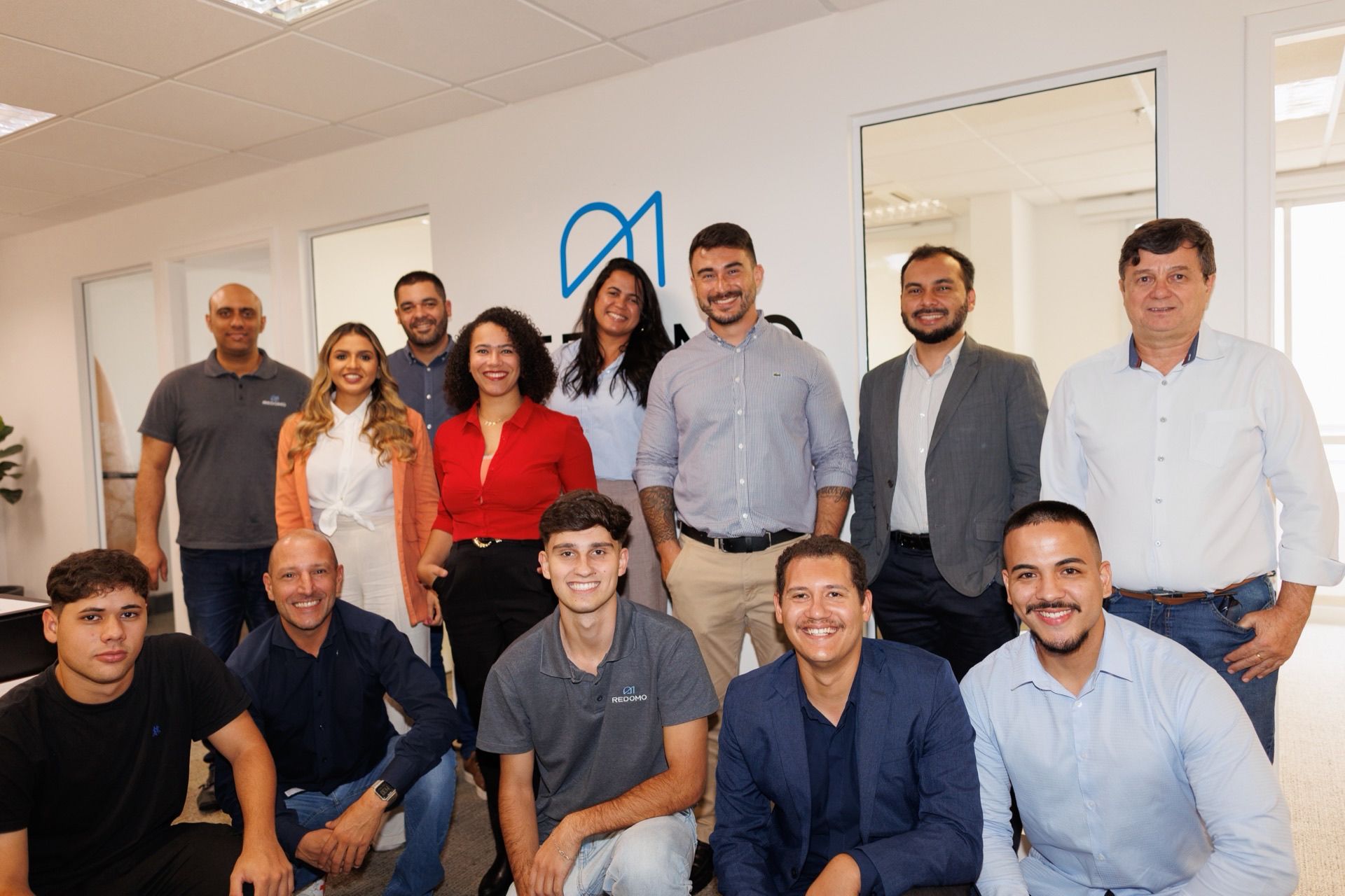 Equipe Redomo no escritorio de engenharia, em Sao Paulo